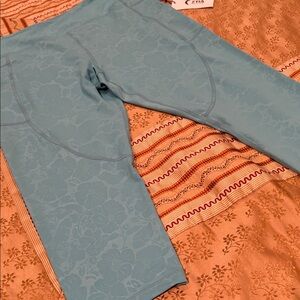 NWT ZYIA Active Aqua Paradise Pocket Light n Tight High Rise Capri, 20